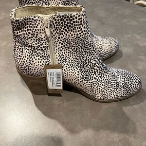 New Toms Black and White Speckled Ankle Booties with Medium Heel Size 9